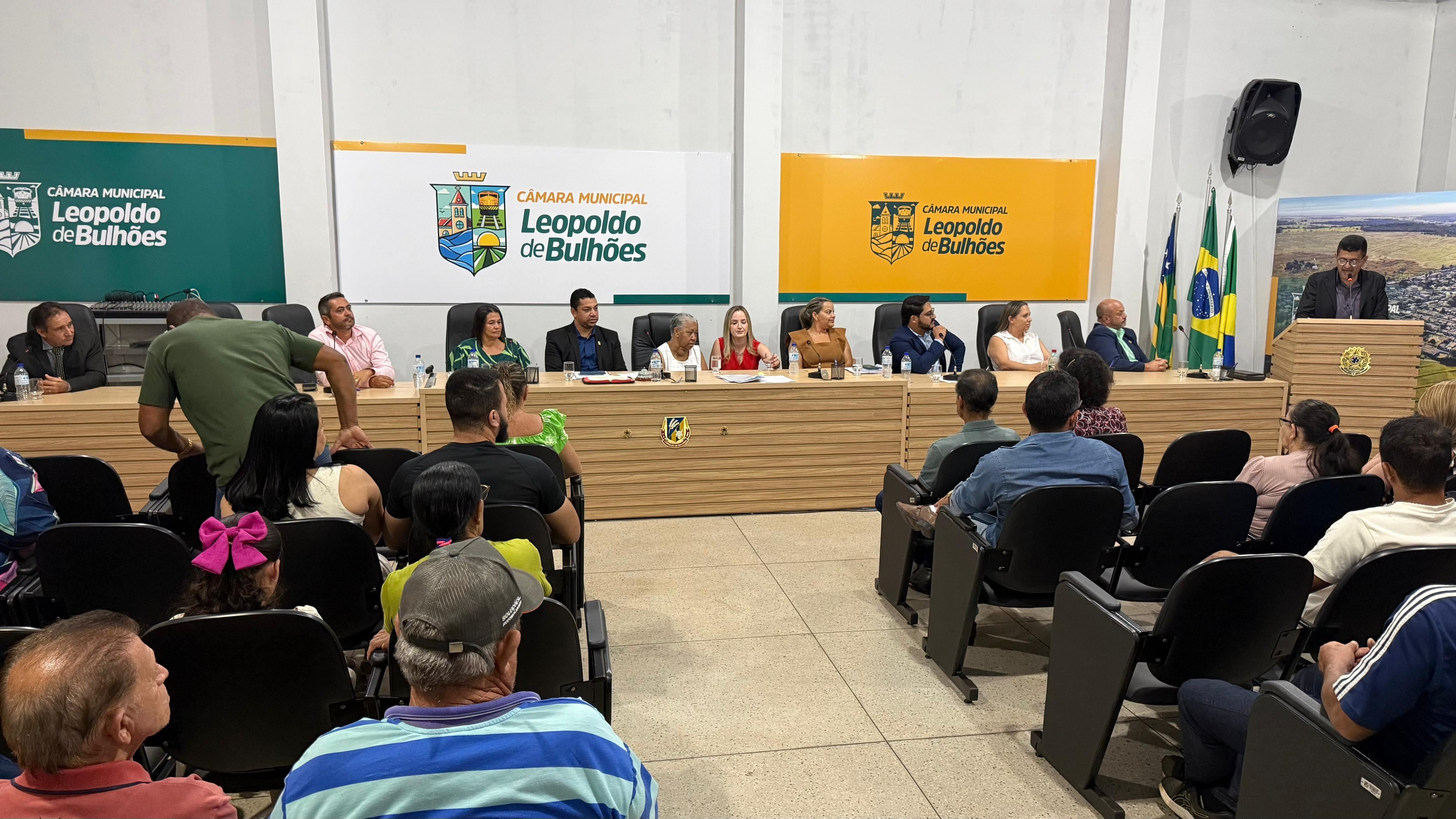 ​VEREADORES E VEREADORAS DE LEOPOLDO DE BULHÕES HOMENAGEIAM A DONA MARIA LAVADEIRA