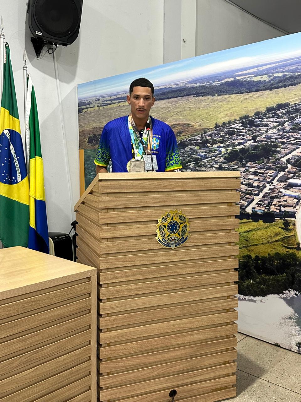 ​LUTADOR DE JIU-JITSU DE LEOPOLDO DE BULHÕES FOI HOMENAGEADO PELOS VEREADORES E VEREADORAS